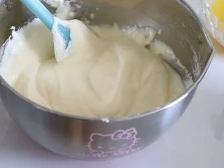 橙味甜甜圈蛋糕，在家就可复刻的经典美味,用刮刀翻拌均匀，棉花细腻有光泽。