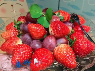 “假装米其林”牛排家庭套餐,配上奶油蘑菇汤和餐后水果，应该就管饱了。