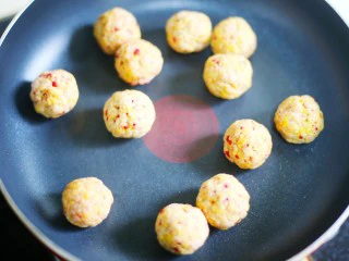 酸甜可口的草莓脆米粉球,烙至米粉球呈金黄色。