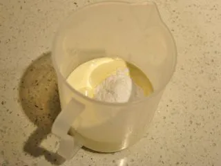 日式豆乳盒子蛋糕,取150克冷藏的淡奶油,加入糖粉进行打发。