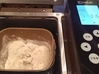 危险与美味并存一一德国碱水包,将面包的所有材料（除黄油、烘焙碱水、烘焙盐）放入面包机内，启动和面程序，和面15分钟（剩8分钟时放入黄油）