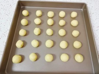 万圣节蜘蛛饼干,分成10g一份搓圆备用。