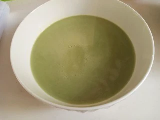 抹茶千层蛋糕,把碗用保鲜膜包好,放冰箱冷藏半个小时