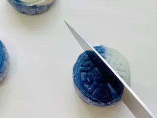 青花瓷冰皮月饼,切开一个看看😄