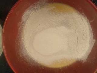 柔软到出乎意料-奶酪蛋糕卷,在蛋黄中过筛低筋面粉30克搅拌均匀