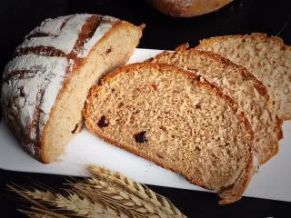 蔓越梅黑麦奶油软欧包,切开就可以品尝了,这款面包外脆内软,奶油味十足,加上蔓越梅和花生片搭配味道更好。