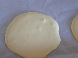 火爆Ins的StrawberryOmelet草莓抱抱卷,蛋糕糊挤成圆形入烤盘中。