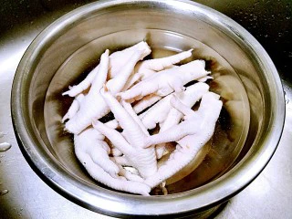 ~泡椒凤爪~,鸡爪买回来用凉水浸泡两小时以上去血水。（这步是为了做出来的鸡爪吃起来爽口、看起来白净）