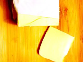 酸甜 & 辛辣 & 劲道 的意大利面,将有盐黄油块,沿侧面切下一片。