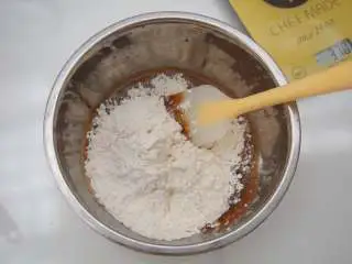 姜饼圣诞翻糖饼干,筛入低筋面粉和泡打粉，切拌成面团