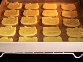 KT黄油蛋黄饼干,烤箱180度预热10分钟后,把烤盘放入烤箱中层。