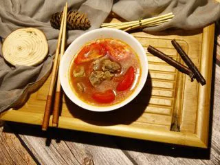 能给你多巴胺的「他」★牛肉西红柿汤,于是呢?喜欢也不敢常常做来享用。为什么呢?怕淡了那份期待和兴奋,也怕太美味,而又喂胖了自己呢。文毕,又开始想喝这口儿了。于是还是安心睡觉吧,梦里回味可好?