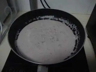 香草白酱猪排,放入面粉熬成酱汁，浇在猪排上即可