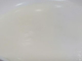 自制无冰渣版的冰激凌,开小火煮至牛奶周围冒小泡就关火。