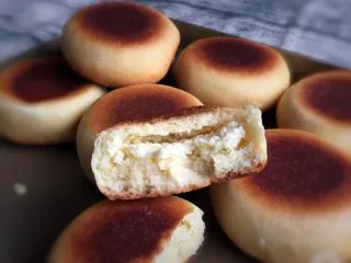 喜饼+椰蓉奶酪味,切开看看里面的层次，香喷喷的椰蓉奶酪喜饼就可以品尝了。