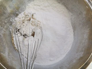 红糖发糕的家常做法（1个蛋）,用蛋抽搅拌均匀