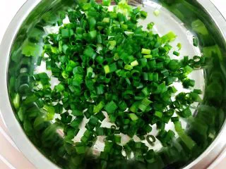 波兰种——香葱肉松手撕面包,香葱洗净切成葱花