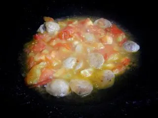 了不起的小番茄 番茄牛丸芝士意面,加入凉白开,让番茄和牛丸煮约30秒。