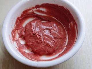 6寸红丝绒戚风蛋糕,用手动打蛋器拌均匀,看不到面粉为止,拌的时候使用手动打蛋器呈Z字形状来回搅动,不要转圈搅拌,以免起筋。这样蛋黄糊就做好了,放在旁边备用。(面糊提起打蛋器轻松顺滑的滴落下去,且无干粉。)