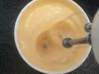 奶油生日蛋糕（无需抹面）,打到体积膨胀发白。