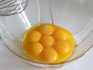 鲜橙方块大蛋糕,倒入橙汁，继续做搅打乳化过程。