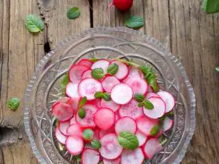 清爽樱桃萝卜,放冰箱腌制冷藏1小时就可以吃了。