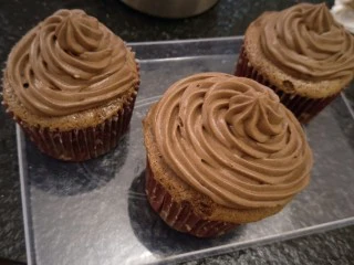 最“柔软”纸杯蛋糕☕—爆浆巧克力,挤好奶油后可以马上吃，但放入冰箱冷藏柜冷藏两个钟头后风味食用更佳。