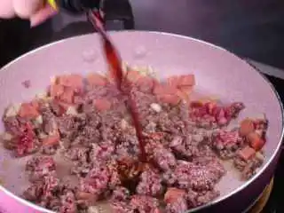 教你一个拌面的新吃法，口感爽滑劲道,将牛肉炒香后加入2勺的生抽。