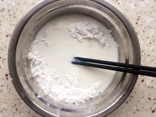 可可麻薯软欧包,除黄油以外的麻薯材料放入碗里 搅打均匀