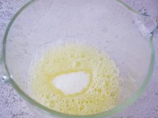 7寸中空原味戚风蛋糕,再加入白糖，白糖分三次加入，打发至硬性发泡