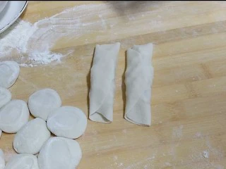 芙蓉鳕鱼锅贴,然后卷起来成锅贴状