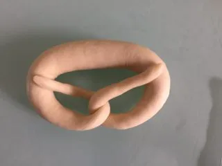 德国碱水面包普雷结,整理好,末端抹点水搭在上面