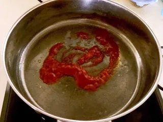 什锦虾仁焗意面,另起锅，锅烧热后加入1小勺大豆色拉油，加入2勺番茄酱