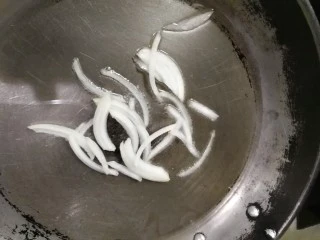 胡萝卜浓汤意面,锅烧热下油把洋葱炒香