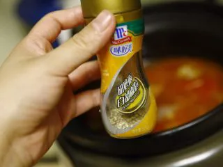 能给你多巴胺的「他」★牛肉西红柿汤,最后下点白胡椒粉和百里香,都少许就好了。不用多,只是提味。没有百里香,可以省略。