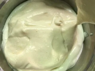 奶油海绵蛋糕,打一勺混合好的蛋糕糊到奶油里混合。