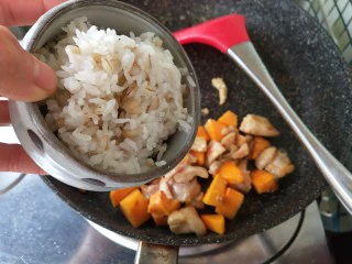 奶香南瓜鸡肉焗饭,加入隔夜饭炒制，最后加入盐调味盛出。