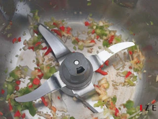 鲜椒手撕杏鲍菇—#GOURMETmaxx西式厨师机#,4. 把葱段、蒜瓣、青椒、辣椒直接放入杯内,「速度4档」切碎;