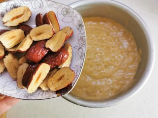 红糖发糕的家常做法（1个蛋）,准备好红枣片，自己凹造型吧