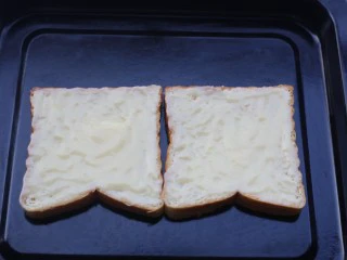 脆底芝士蜂蜜吐司,将拌匀的蜂蜜和沙拉酱涂满吐司。