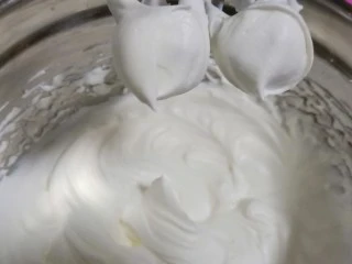 自制无冰渣版的冰激凌,淡奶油打发至有纹路,如图这样。