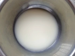 燕麦全麦羊角包,先来制做中种面团:温水加入干酵母和盐混合均匀。