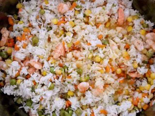 什锦虾仁焗饭,加入鸡蛋液继续翻炒，让所有食材都能均匀的蘸上鸡蛋液