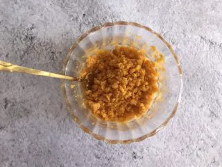 网红咸蛋黄饼干,烤好后压碎备用