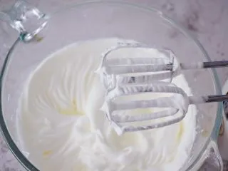 7寸中空原味戚风蛋糕,提起打蛋器有小尖角即可，称为蛋白霜