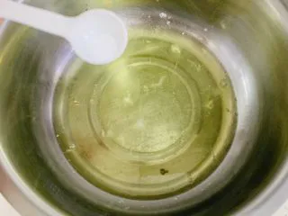 古早蛋糕（青汁）,蛋清中加入1克的盐，几滴柠檬汁。