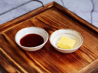 红酒黑胡椒牛排,准备5g的黄油和5g的红酒。