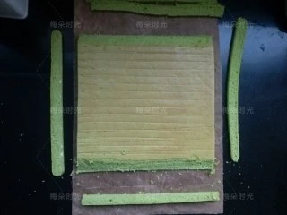 唐草彩绘蛋糕卷,然后翻过来,放在一张油纸或者油布上。图案在下面,切掉四周小边缘。再在要卷的两头斜着切个小边。