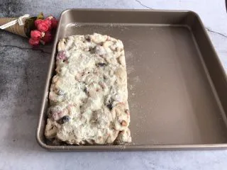 网红草莓雪花酥,整理好后趁着有余温均匀的撒上一点奶粉，然后翻面在另一面也均匀撒上一层奶粉