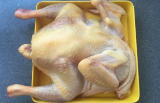 来一只妖娆的烤鸡,三黄鸡宰杀后去鸡头鸡爪从鸡胸剖开,洗净沥干水份